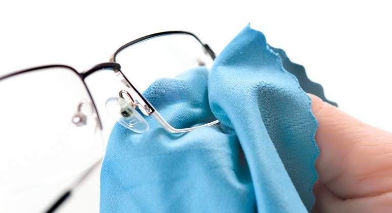 Cómo hacer una correcta limpieza de las gafas - Primera Ópticos La
