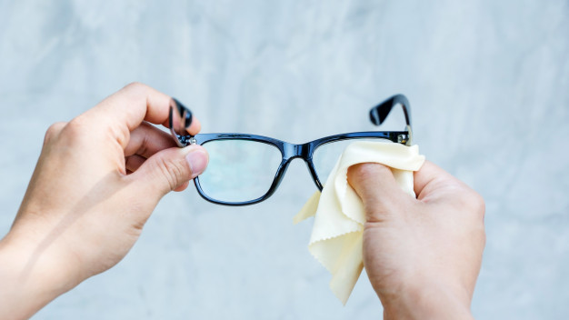 Cómo limpiar gafas con antirreflejo?