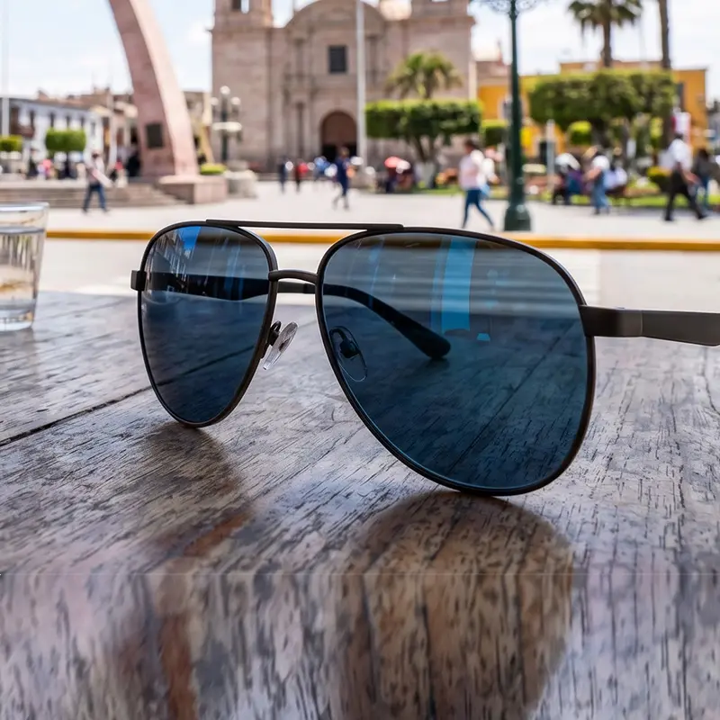 Hombre usando lentes de sol polarizados de alta calidad
